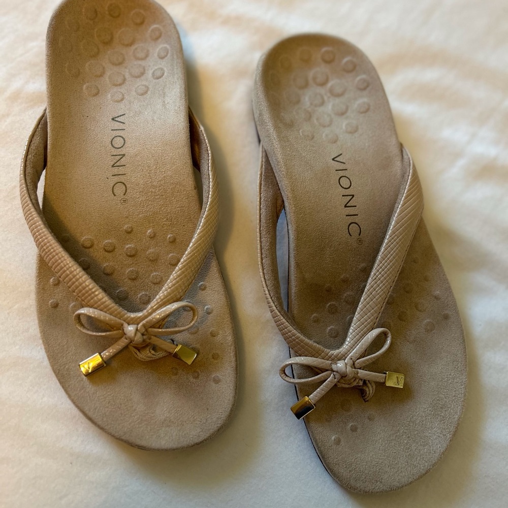 Vionic Women's Classic “Bella” Sandal. Size 6.  Tan color.